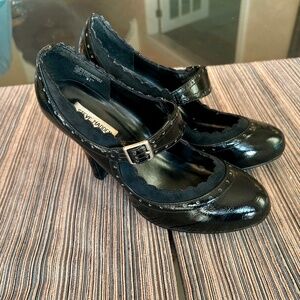 Steve Madden Black Patent Leather Mary Jane Heels with Scalloped Edges Size 9.5